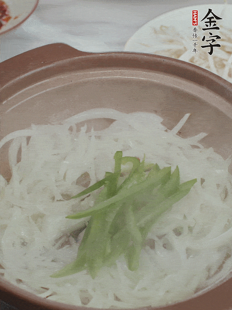 放烏冬面、青紅椒、豆芽。