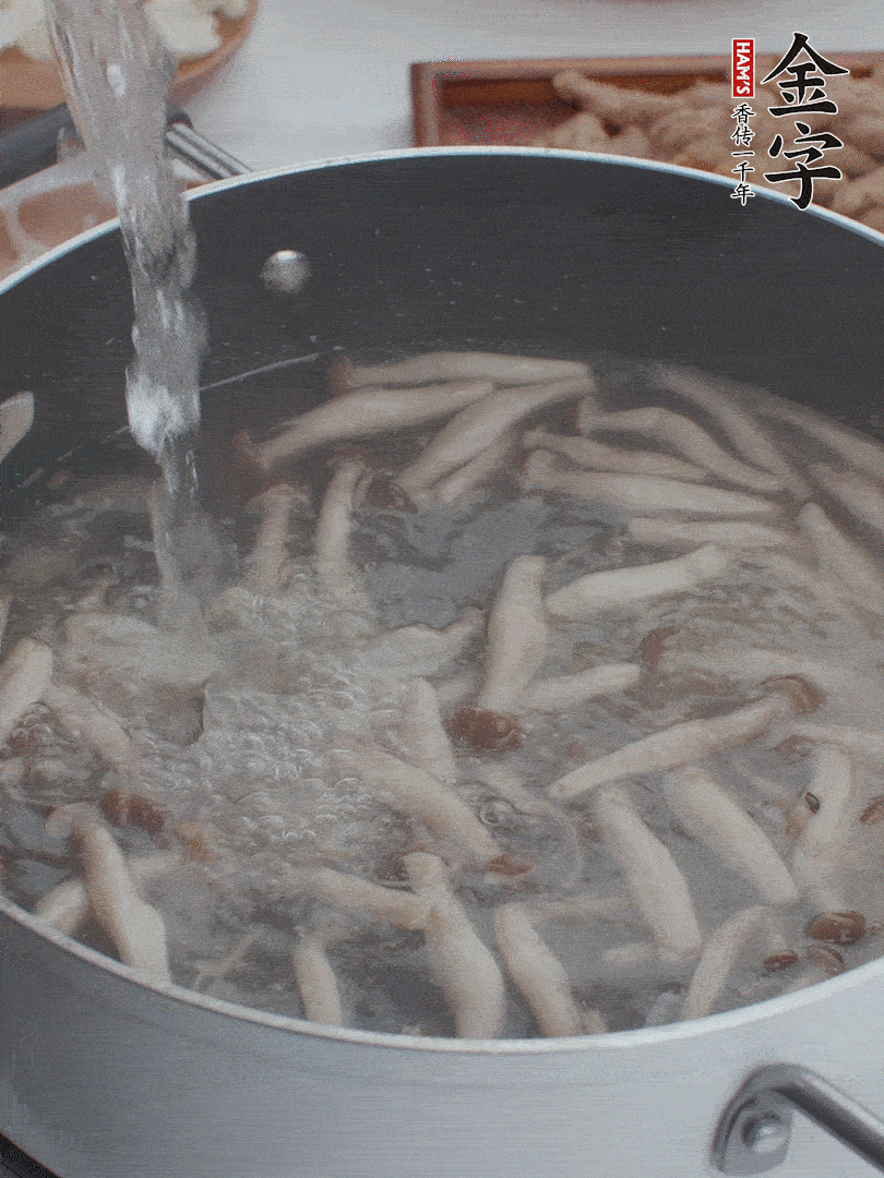 油熱爆香大蔥、蒜末，下蟹味菇炒軟，放清水。