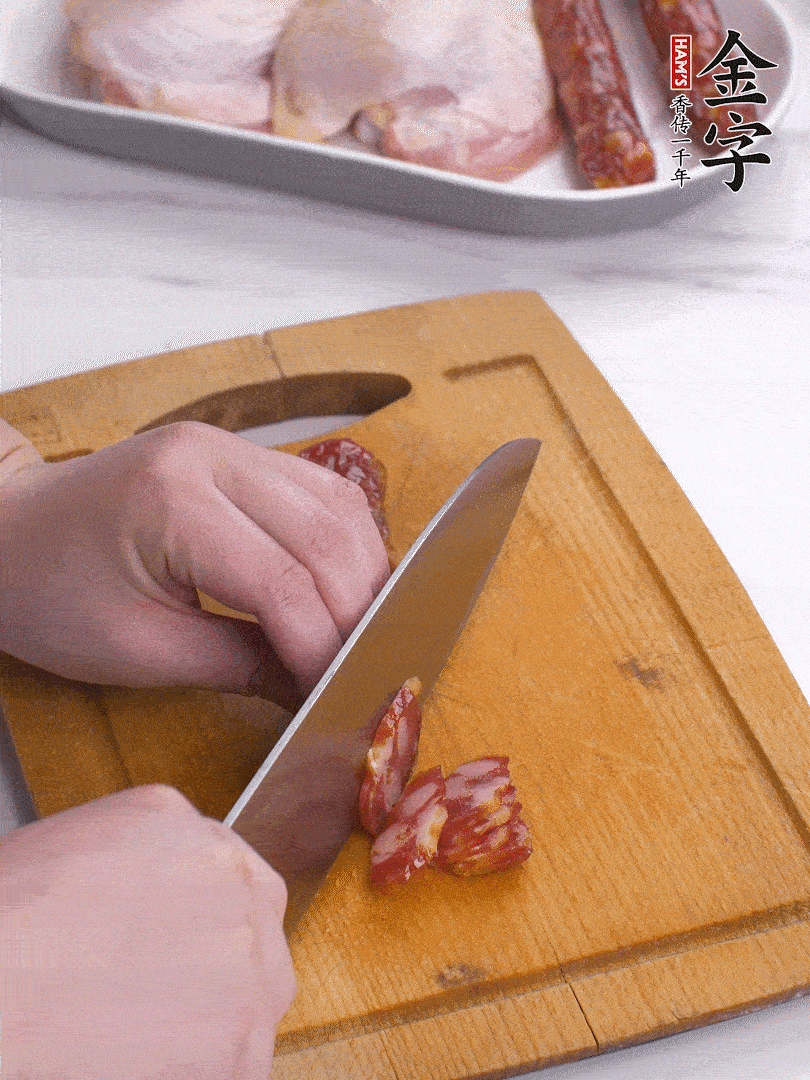 雞大腿去皮去骨切成塊，金字香腸切片，干香菇泡發(fā)切片，小蔥切蔥花。