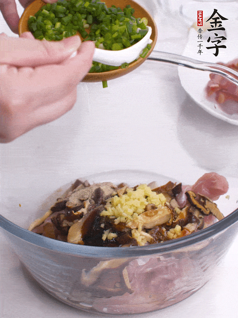 雞肉、香菇混合，加清水1/3杯、料酒1勺、蠔油1勺、鹽1勺、糖1/4勺、白胡椒1/4勺、食用油1勺、香油1/4勺、姜末、蔥花，攪拌均勻腌制2小時(shí)。