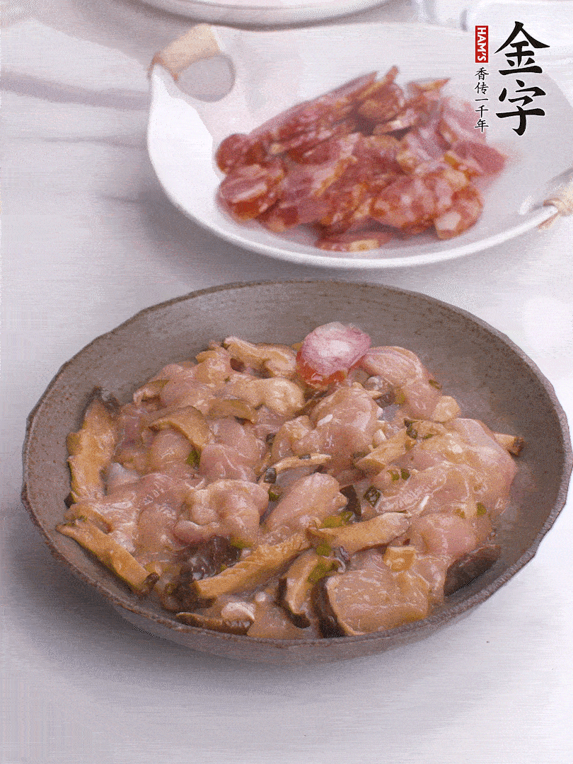 腌制后，雞肉中加淀粉1勺，頂部碼上香腸片。