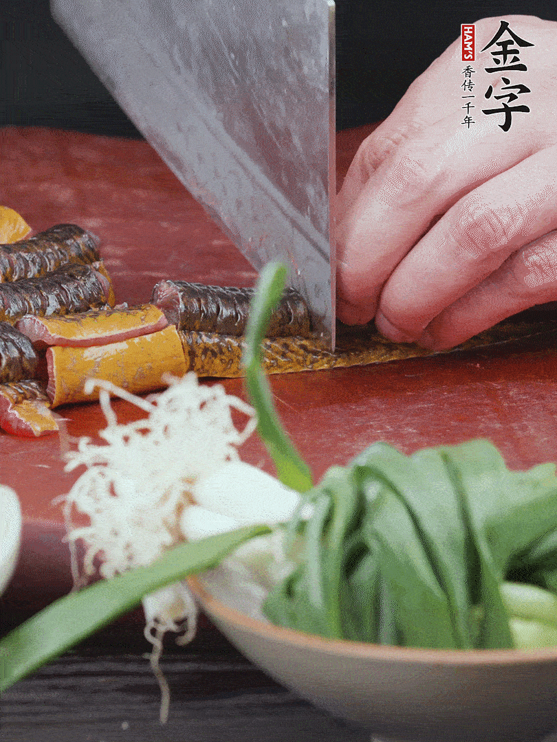 黃鱔去內(nèi)臟洗凈，切花刀斬段。沸水下鍋，加黃酒焯水去血沫。