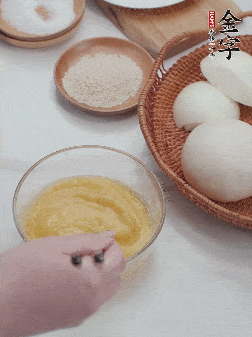 2個雞蛋加入1小勺鹽、1/2小勺胡椒粉打散。