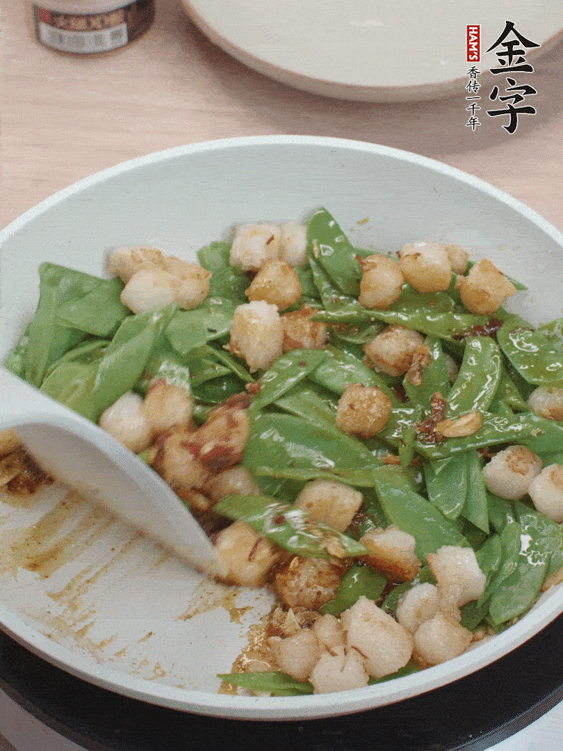下甜豆莢、鮮貝輕輕翻炒均勻。
