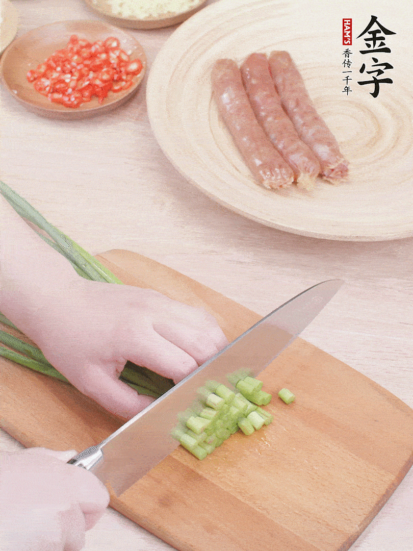 蒜苔切丁，蔥姜蒜切小丁，小米辣切圈。