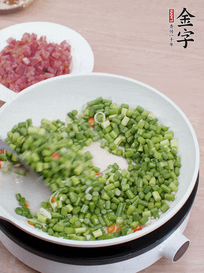 下蒜苔丁、一點鹽翻炒。