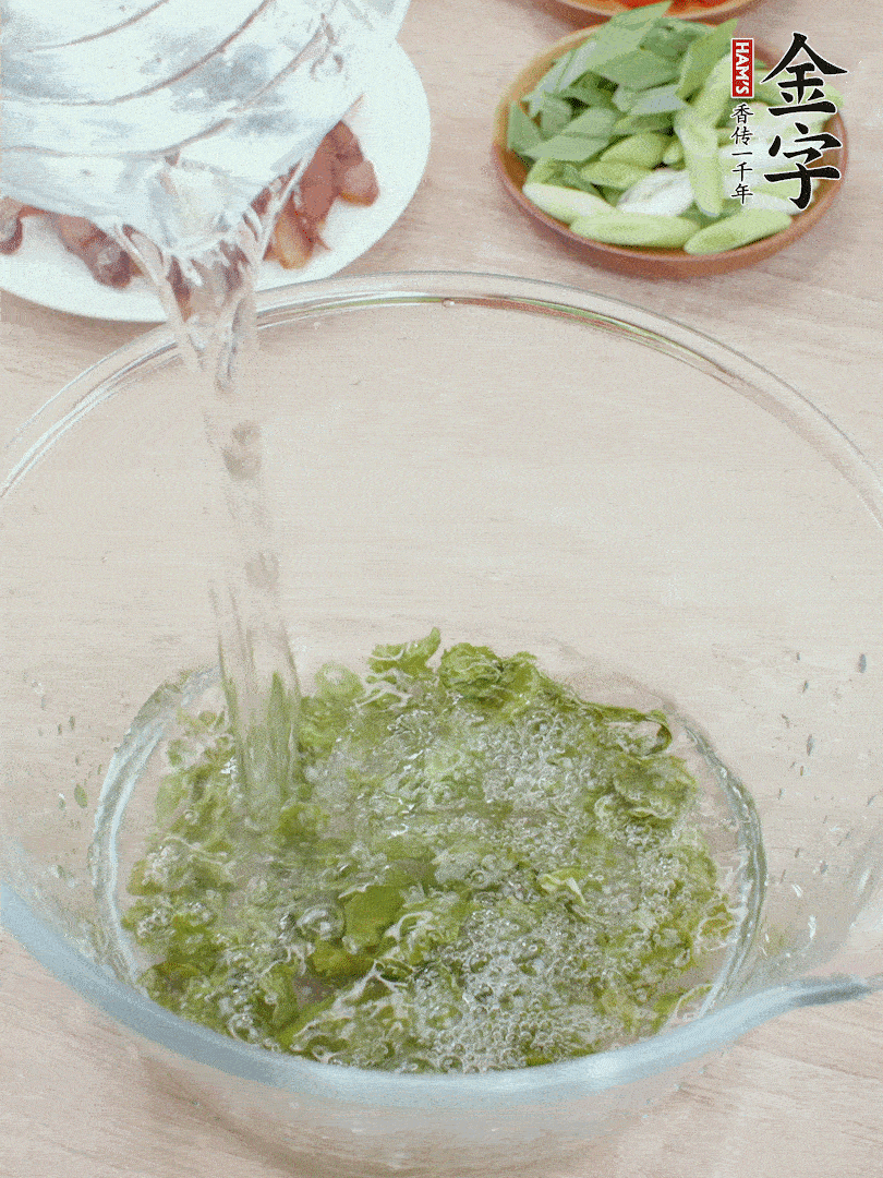 萵筍干溫水泡2小時，青紅辣椒切圈，姜切片，青蒜斜切段。