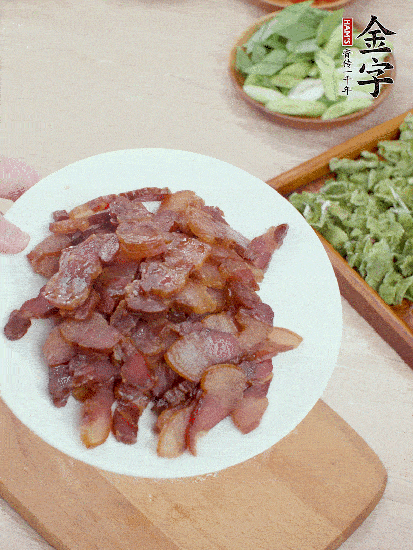 臘肉水煮15分鐘，切薄片。