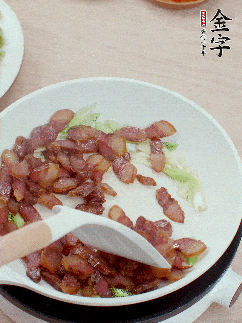 鍋中少許油，姜、蒜白爆香，下臘肉煸出油脂。