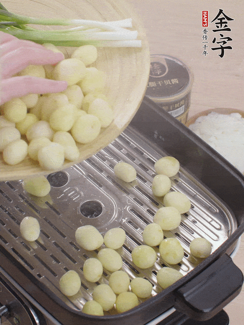 去皮小土豆蒸熟。