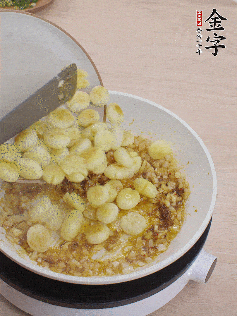 下小土豆翻炒均勻。