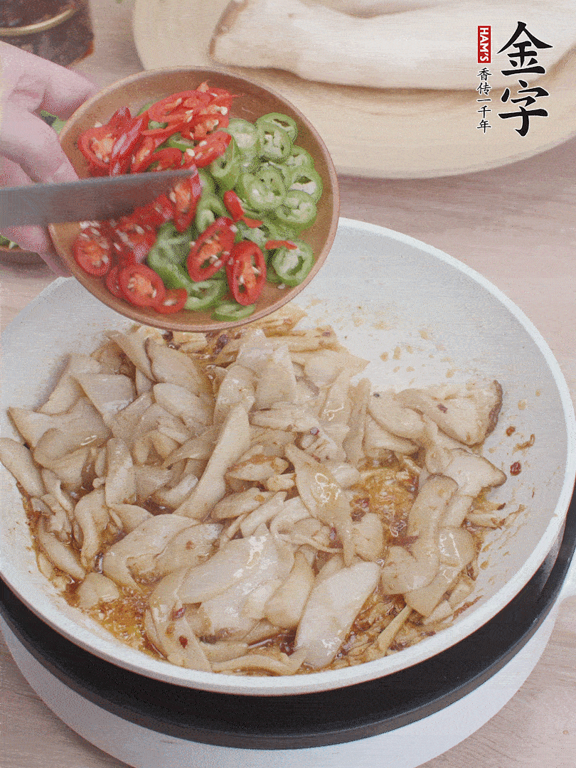 下杏鮑菇、青紅辣椒炒出香味。