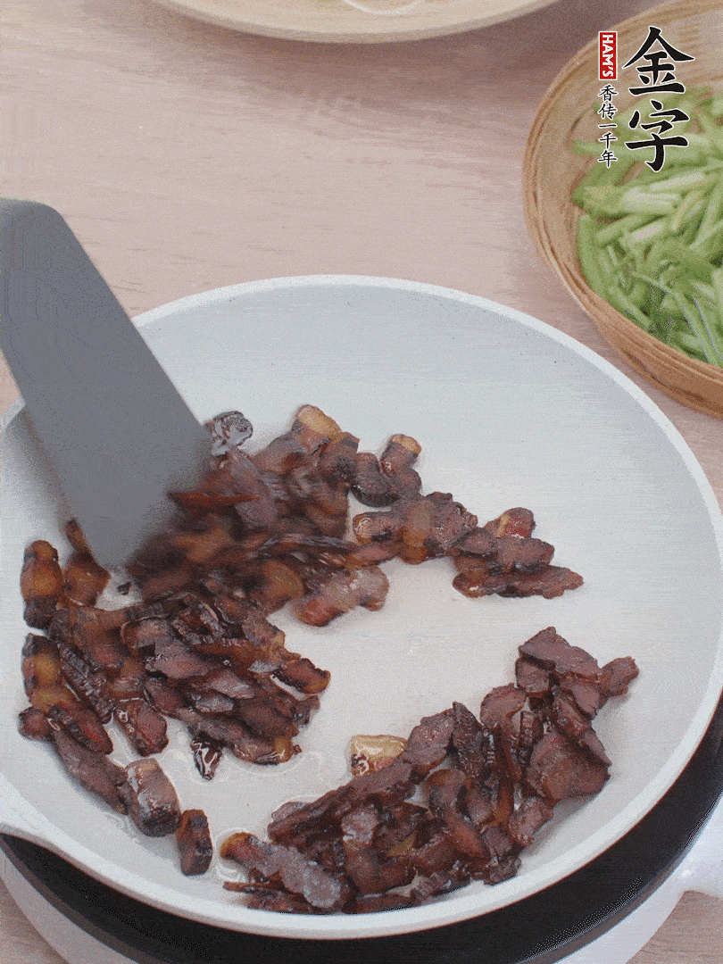 起鍋熱油，煸香醬油肉。