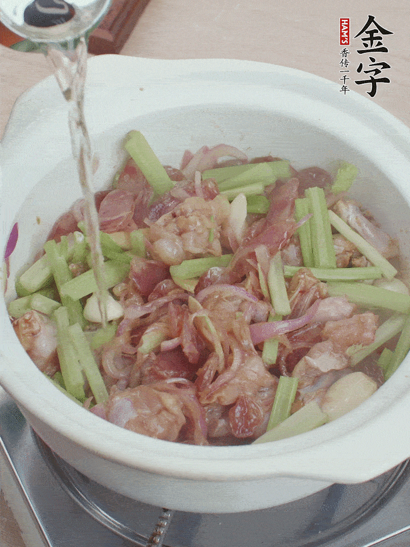 牛蛙變色后，淋點(diǎn)啤酒，加蓋后調(diào)小火燜10分鐘。