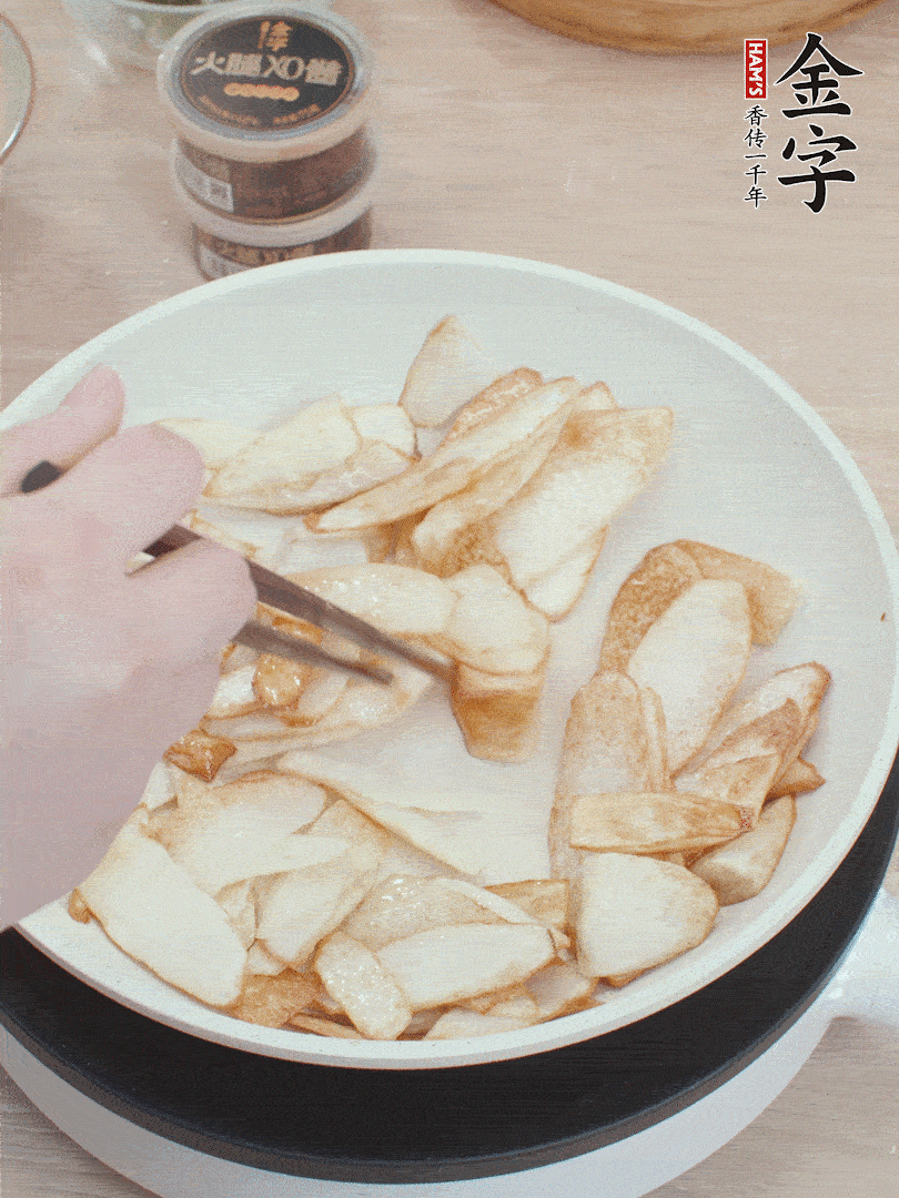鍋中熱油，山藥煎至兩面金黃。