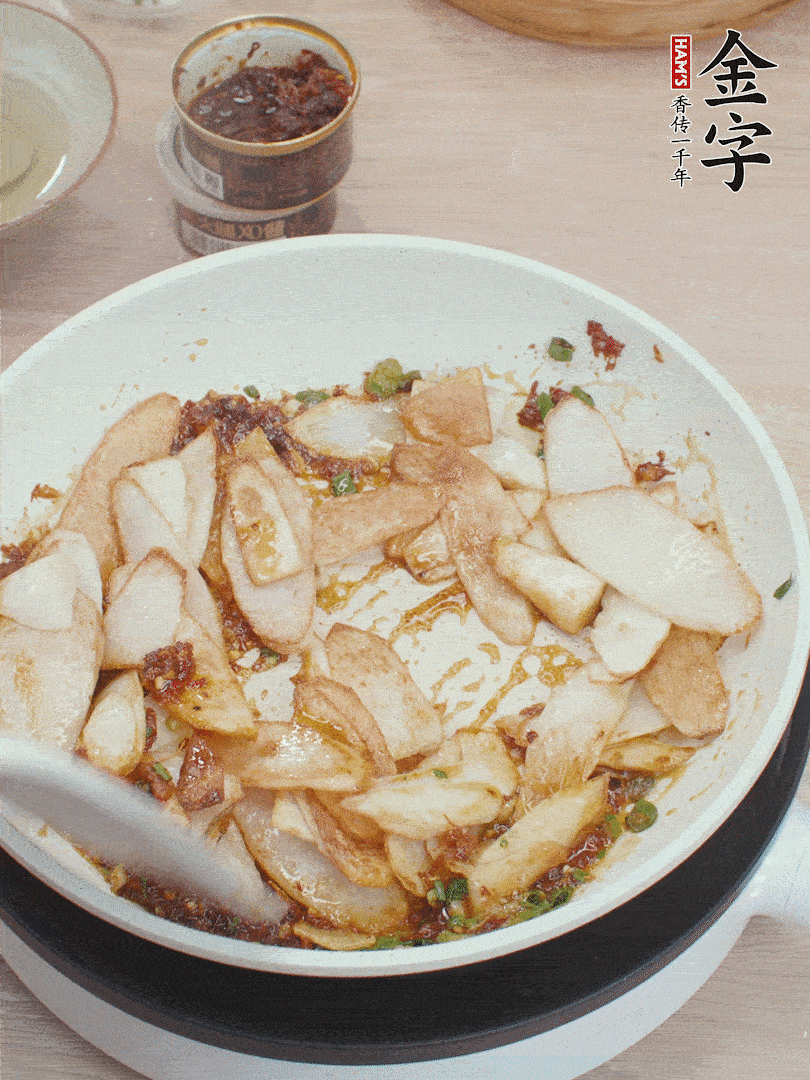 下山藥炒勻，撒蔥花。