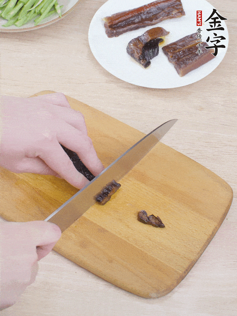 提前煮好的金字醬油肉切片。