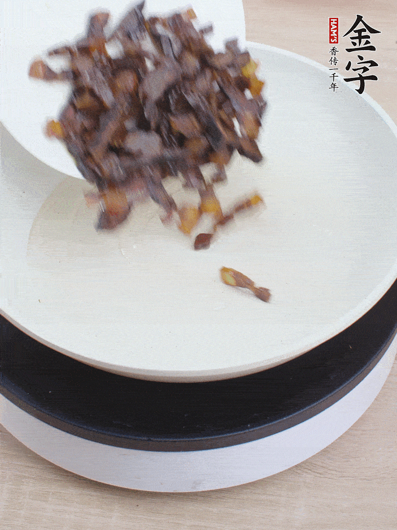 油熱倒醬油肉，編出香味。