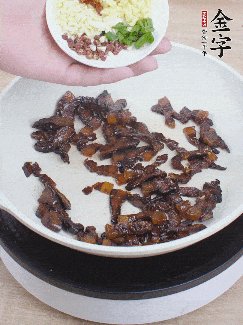 下蔥姜蒜、干辣椒、花椒粒炒香。