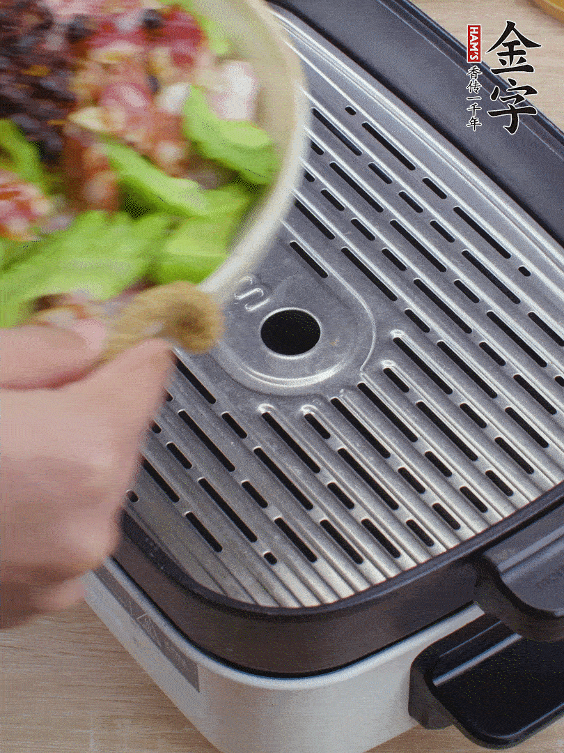 小排、苦瓜、香腸依次碼入，撒上豆豉蒸25分鐘。