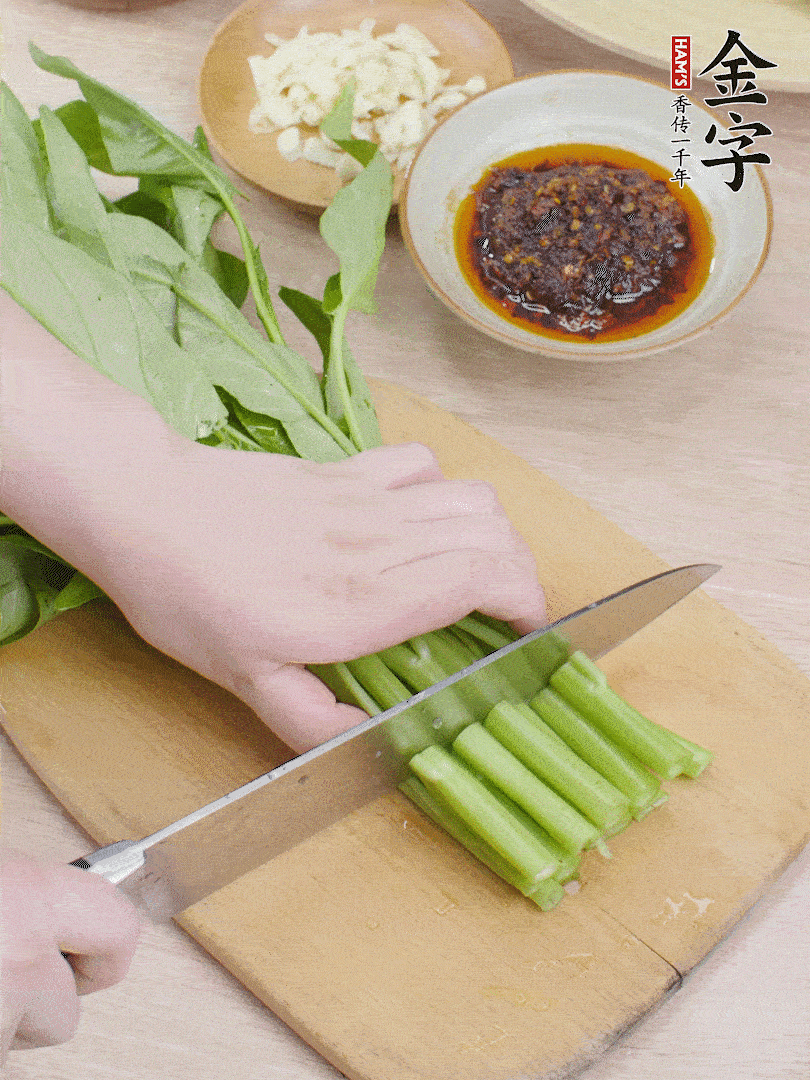 空心菜切段，大蒜拍碎切末。