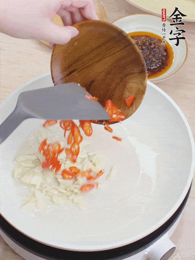 油熱煸香蒜末、辣椒。