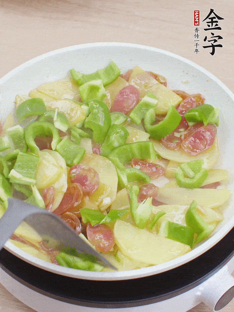 下辣椒翻炒1分鐘。