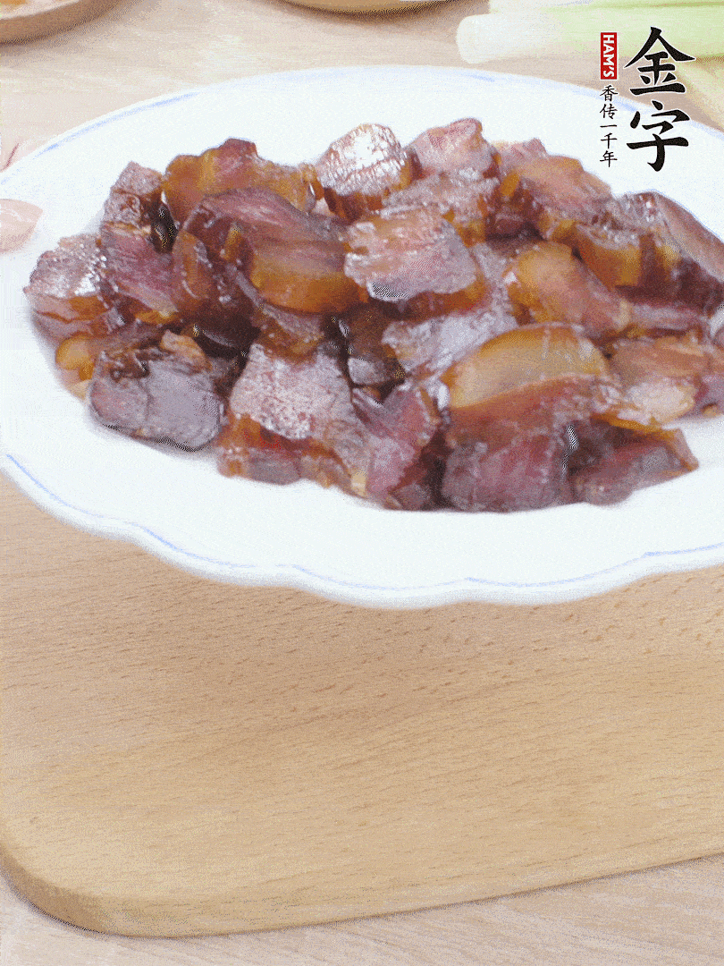 金字醬油肉水煮15分鐘，切薄片。