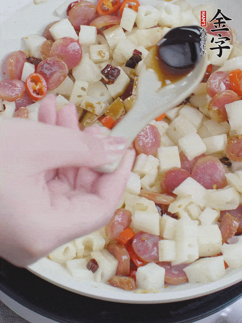 下藕丁，加生抽、香醋、白糖、鹽翻炒均勻。