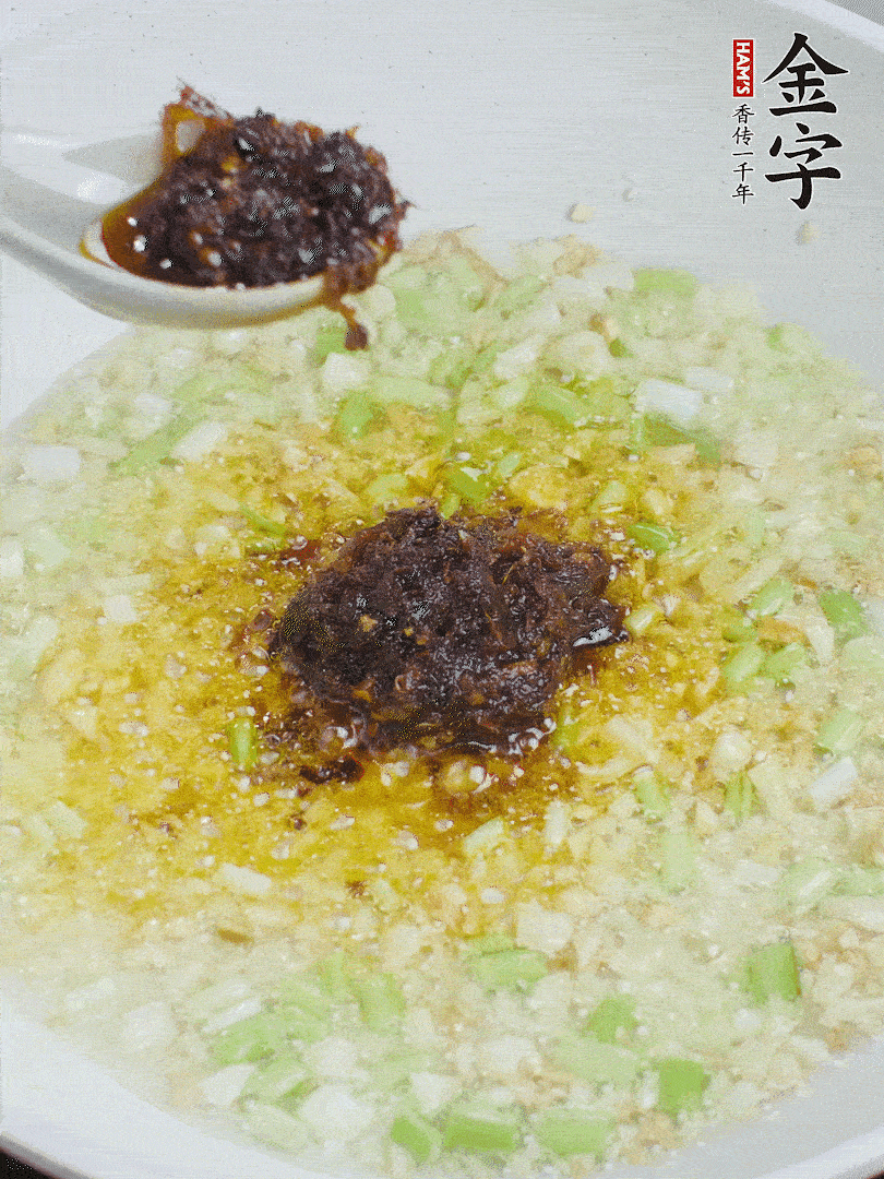 下蔥姜、1大勺金字火腿大師醬爆香。