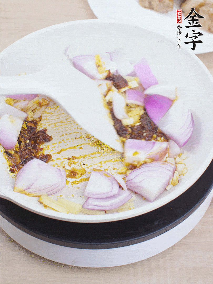 另起一鍋，姜、蒜末、1勺金字火腿大師醬、洋蔥塊炒香。