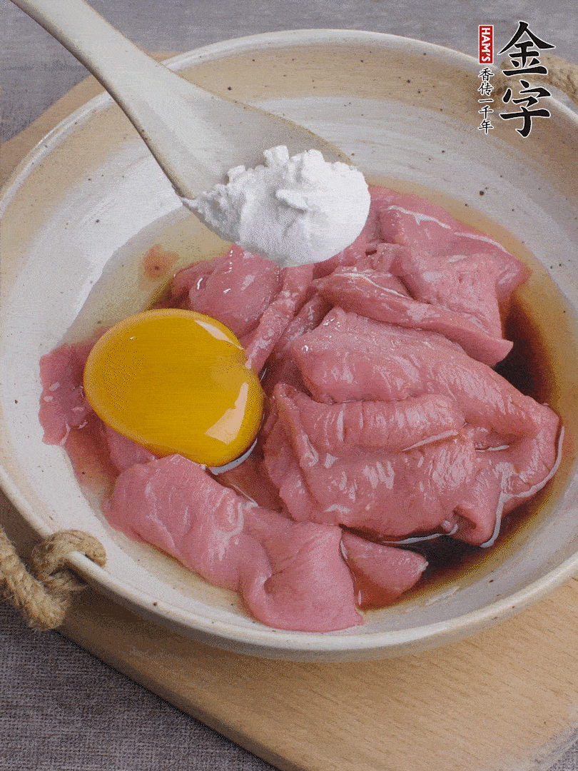 牛肉切片，雞蛋1個(gè)、水2勺、料酒1/2勺、生抽1/2勺、生粉1勺腌15分鐘。