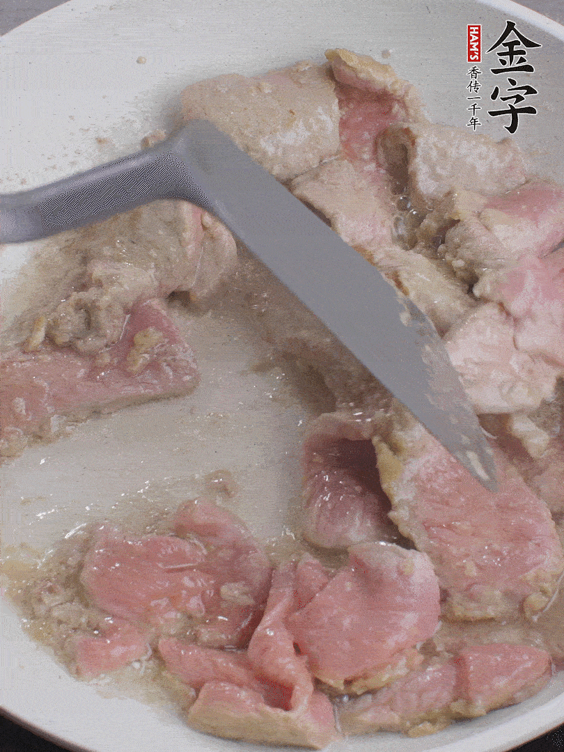 鍋中少油，下牛肉炒至變色。（盛出來(lái)）