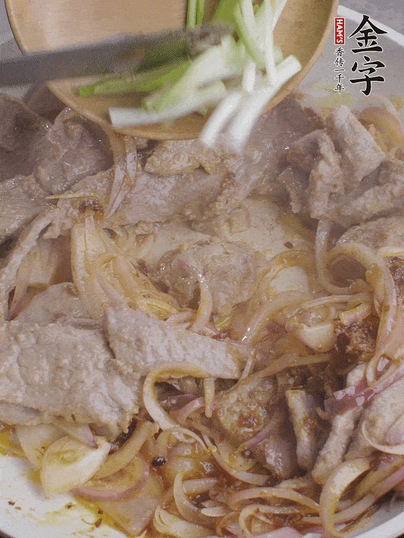 下牛肉、蔥段快炒。