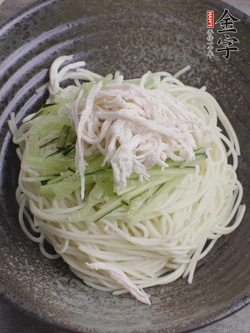 堿水面（熟）倒入大碗中，鋪上黃瓜絲、雞絲。