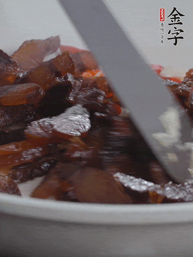 下醬油肉，煸出油脂。