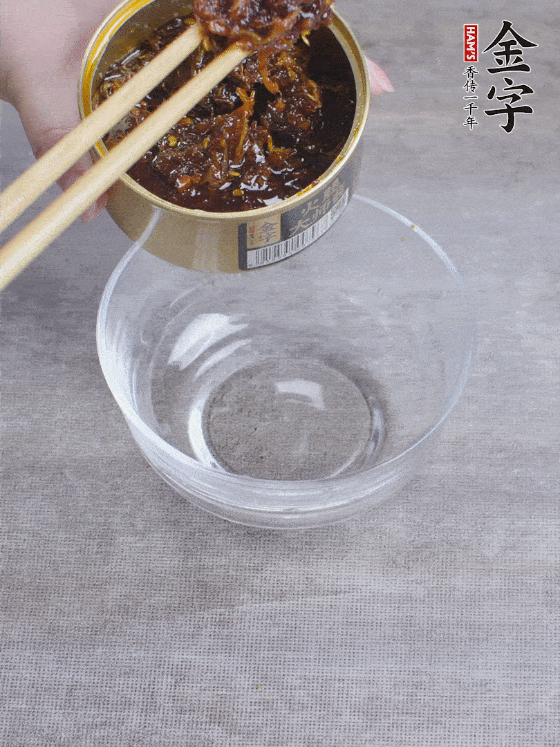 金字火腿大師醬2勺、醬油1勺、白砂糖1/2勺調(diào)勻。