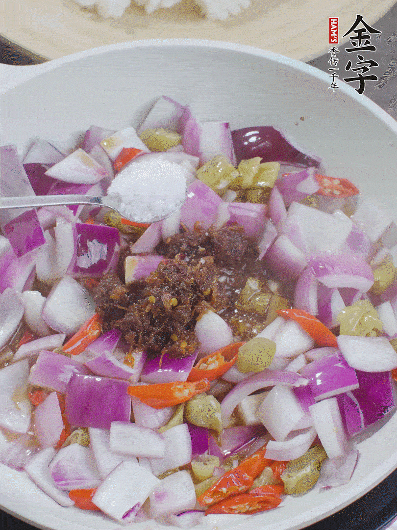 加1大勺金字火腿大師醬、2勺生抽、1勺糖，翻炒。