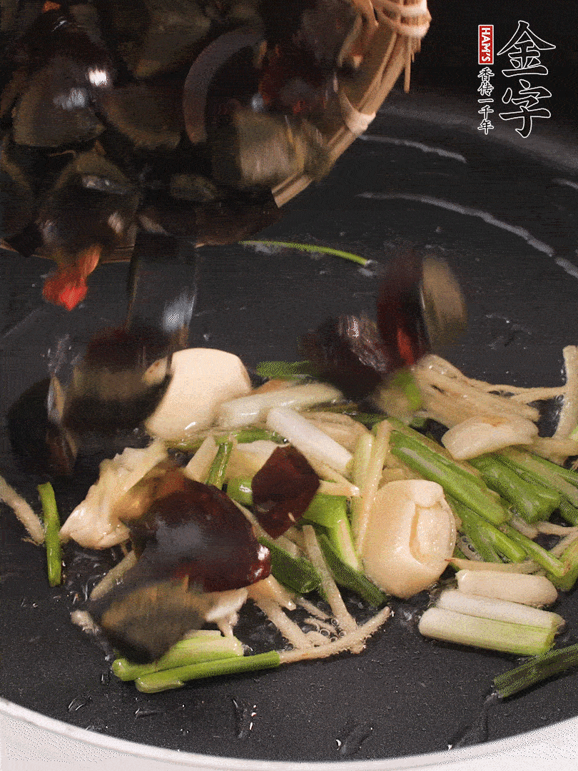 熱油爆香蔥姜，放入皮蛋翻炒至氣泡。