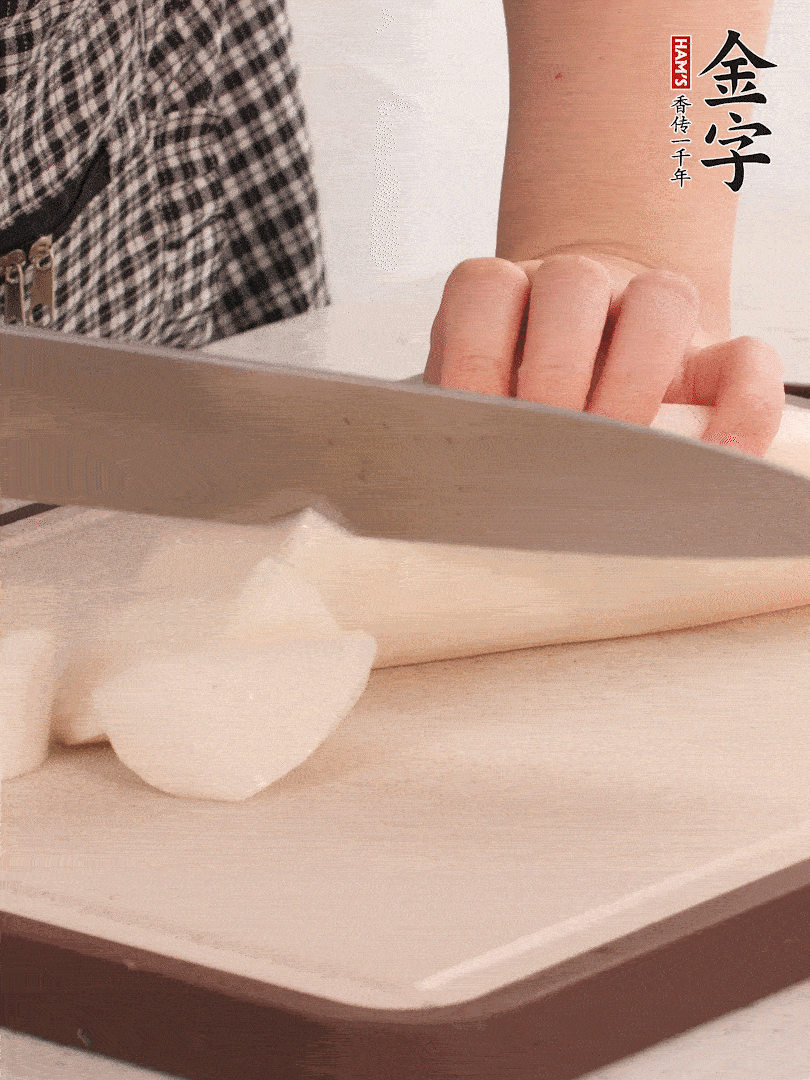 蘿卜切塊，火腿切片。