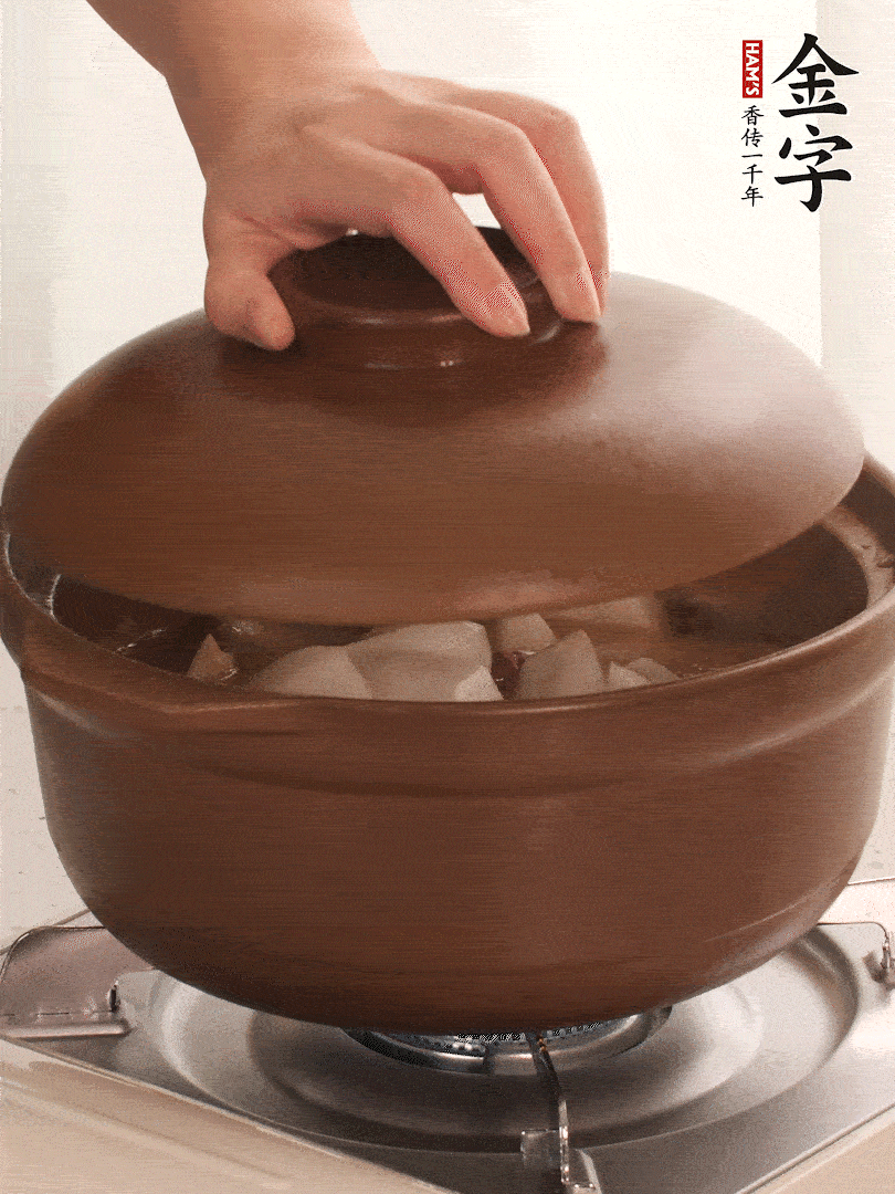 倒沒過食材的熱水，大火燒開。蓋上蓋子轉(zhuǎn)中小火，燉15-20分鐘。等蘿卜煮到喜歡的軟爛度就可以關(guān)火。