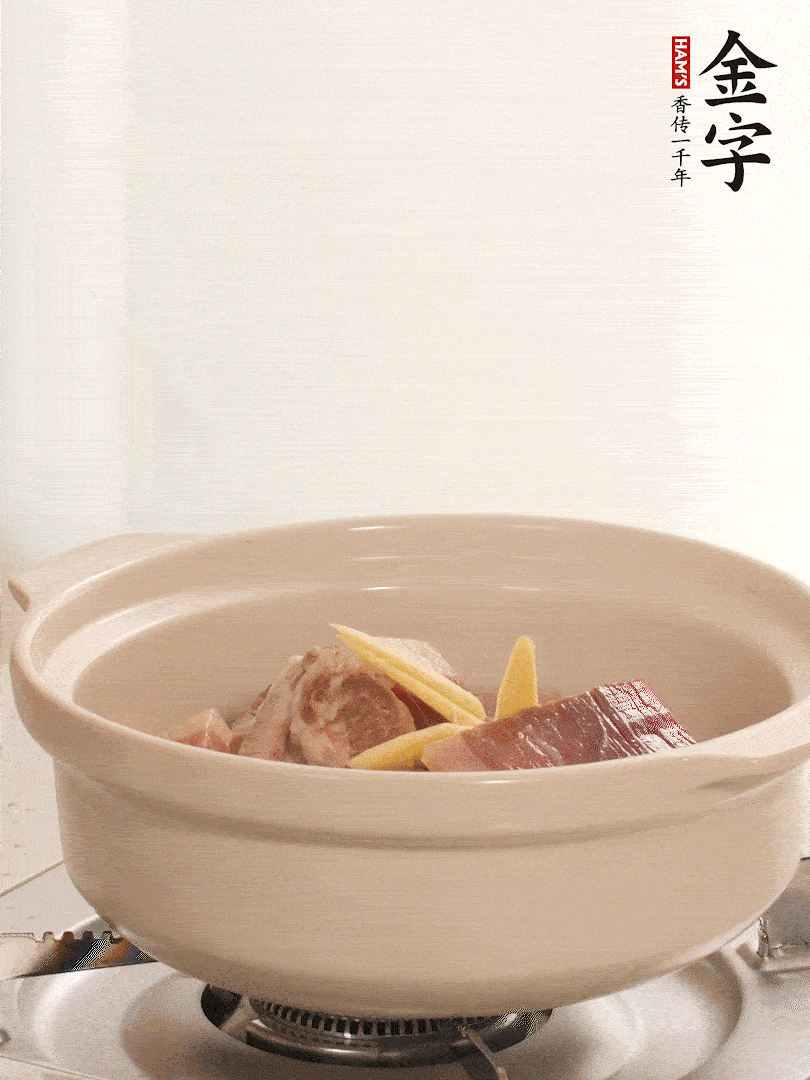 湯鍋放入排骨、火腿、姜，加適量水。煮開后轉(zhuǎn)小火燉40分鐘。