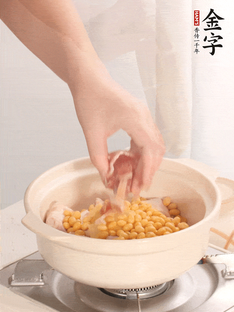 湯鍋放入豬蹄、姜片，加入黃豆、火腿，倒入足量的清水、適量料酒。