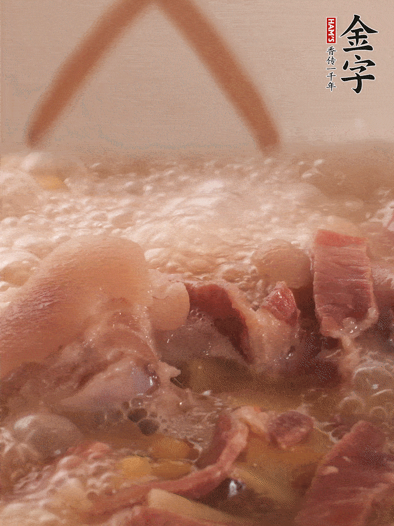 大火將水煮開后，蓋上鍋蓋，轉(zhuǎn)小火慢燉1個(gè)半小時(shí)。