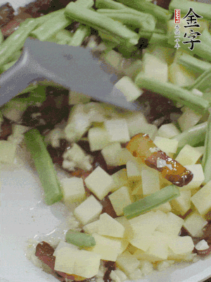 下蒜末、豆角、土豆塊翻炒。