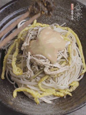 生抽1勺、醋1勺、芝麻醬1勺、金字火腿大師醬1勺。