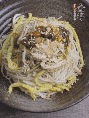 撒上花生碎、白芝麻、蔥花。