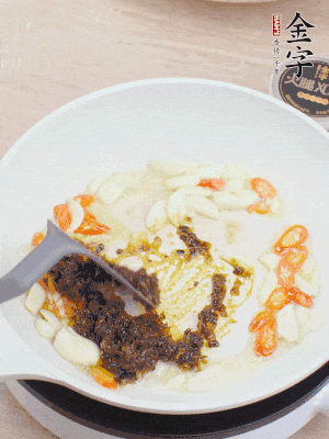 豬油下鍋，爆香蒜片、金字火腿XO醬。