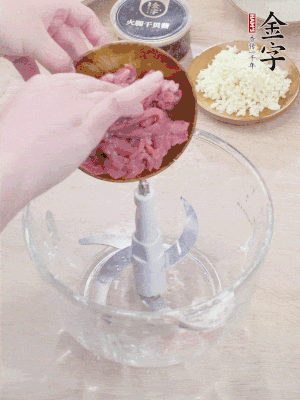 牛肉攪成牛肉泥。