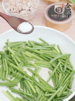 起鍋熱油，下韭菜苔炒至變色。加少許鹽。